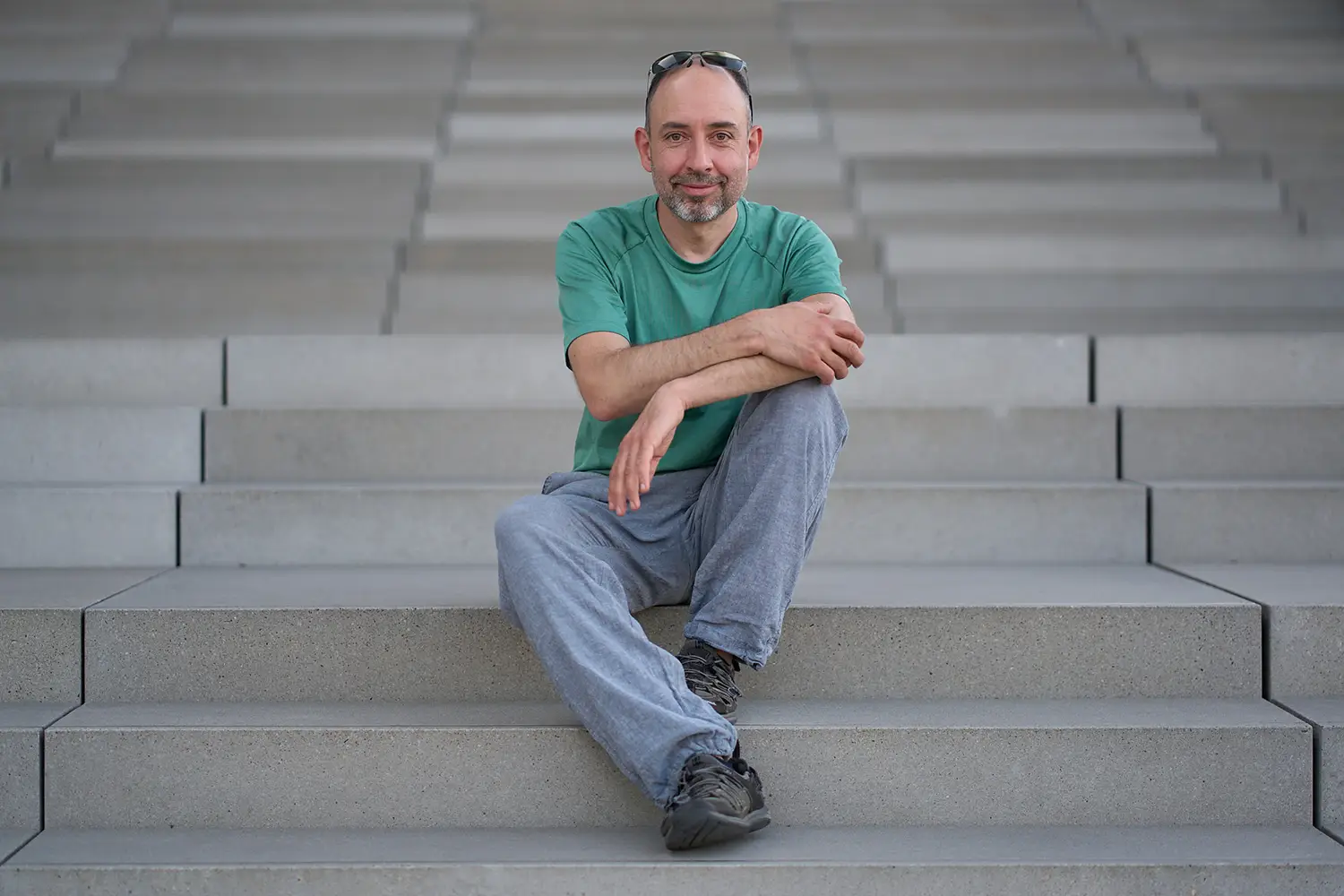 Authentisches Selbstporträt: Businessfotograf Stefan Schubert auf einer Treppe in Berlin; Stefan Schubert Fotografie“