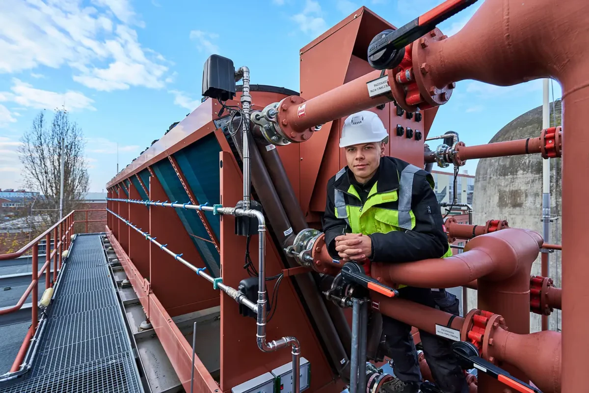 Moderne Unternehmensfotografie: Ein junger Facharbeiter auf einer Industrieanlage, fotografiert von Stefan Schubert.