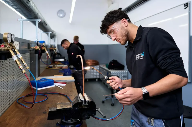 Industrie-Reportage in Berlin: Ein Auszubildender beim Schweißen, authentische Corporate Fotografie von Stefan Schubert.