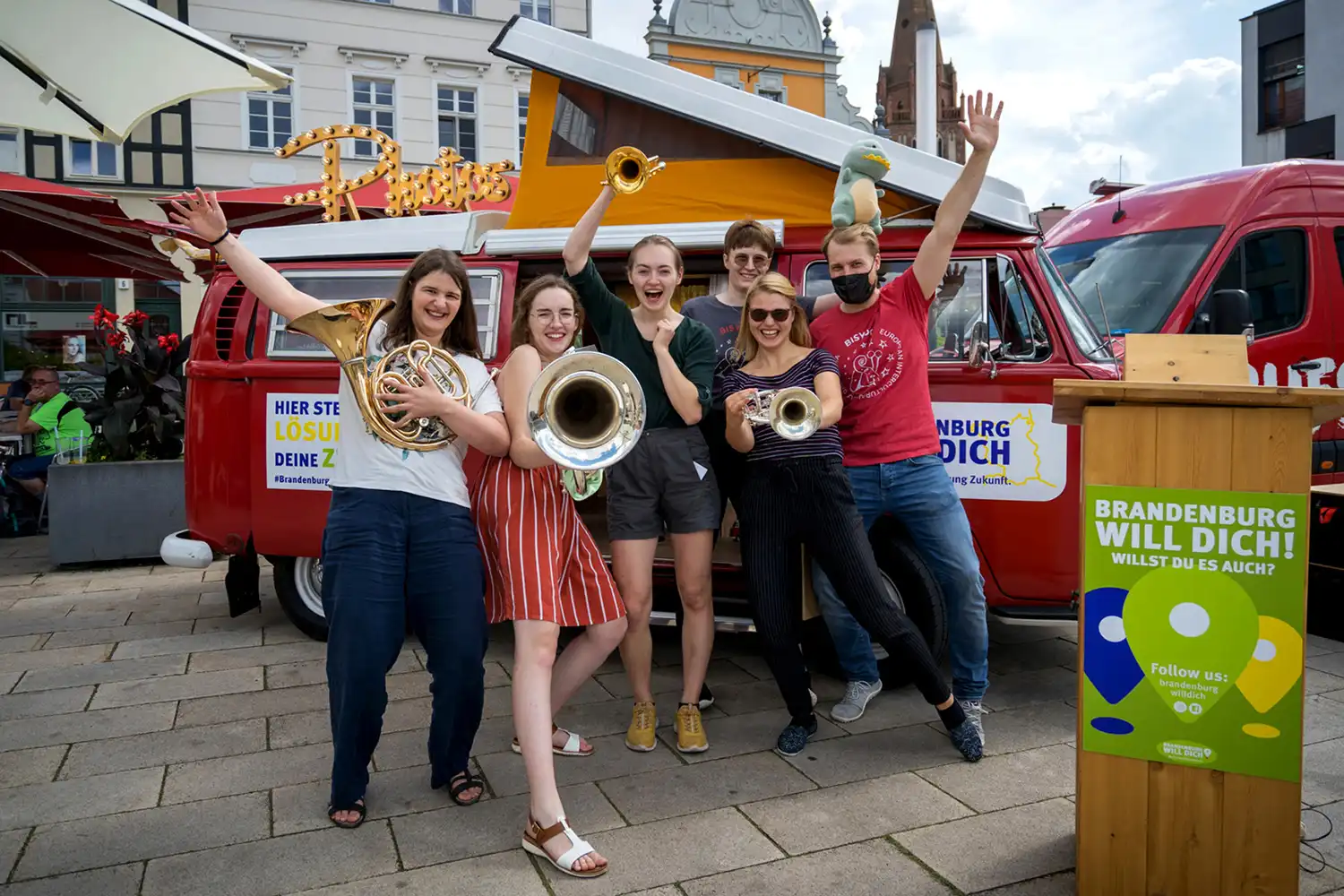 Musiker mit Instrumenten bei der "Brandenburg Will Dich Tour", authentische Eventfotografie in Brandenburg von Stefan Schubert.