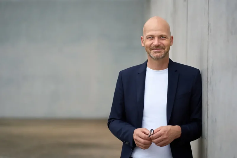 Employer Branding: Sympathischer Geschäftsführer im Outdoor-Shooting in Berlin, authentisches Business-Portrait von Stefan Schubert.