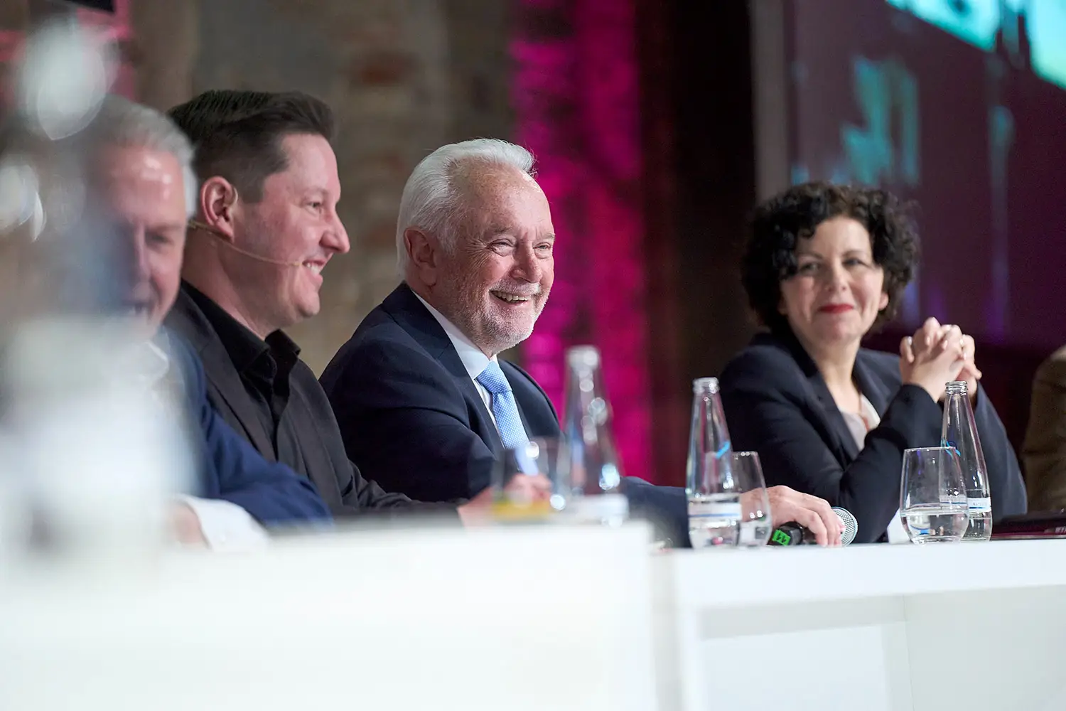 Eventfotografie: Wolfgang Kubicki bei einer Podiumsdiskussion: Professionelle Kongressfotografie in Berlin von Stefan Schubert.