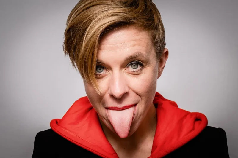 Provokantes Schauspielerportrait: Frau mit herausgestreckter Zunge; Sedcard-Fotografie, Künstlerportraits, Stefan Schubert