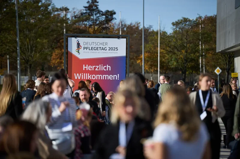 Messefoto mit Teilnehmern im Eingangsbereich: Eventfotografie auf dem Messegelände ICC Berlin von Stefan Schubert.
