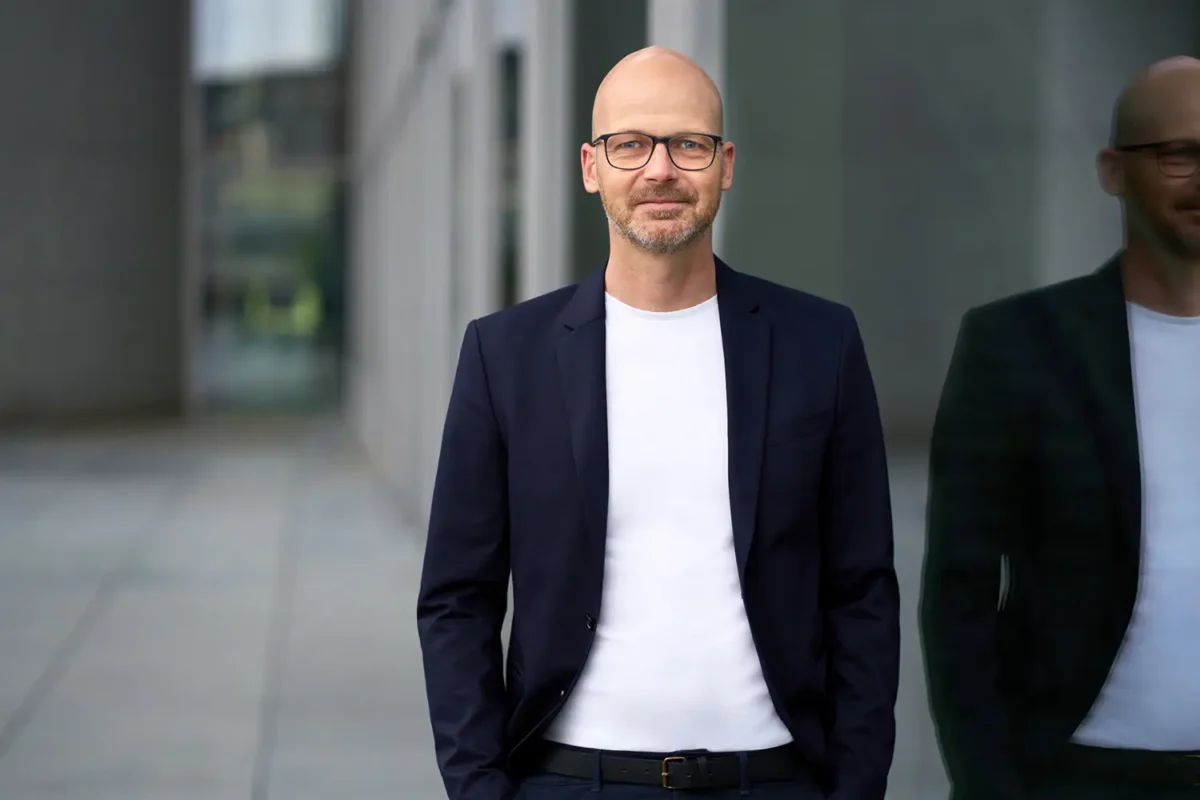 Authentisches Vorstandsportrait in moderner Business-Umgebung, klassische Unternehmensfotografie von Stefan Schubert Berlin.