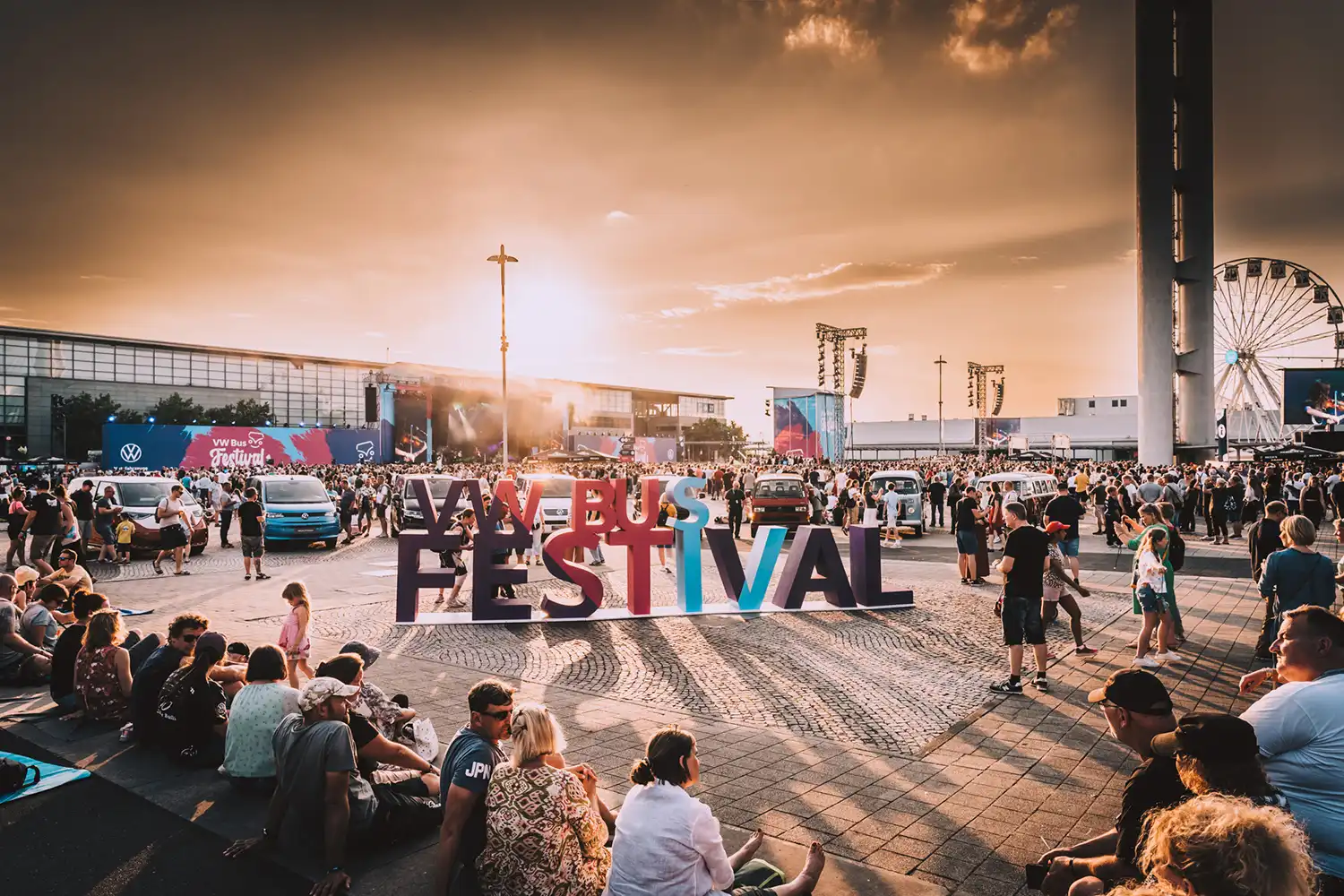 Festivalfotografie: Menschenmenge auf dem VW-Bus-Festival-Gelände in Hannover; von Stefan Schubert Fotografie