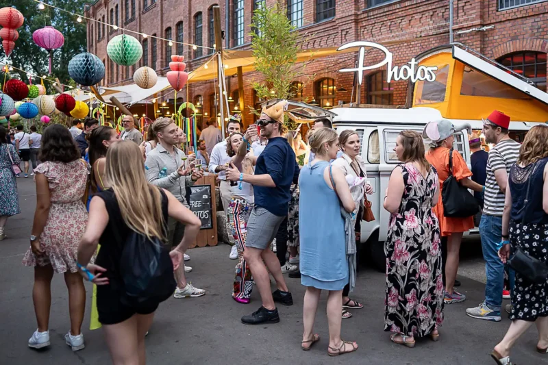 Lebendige Firmenveranstaltung: Mitarbeiter feiern bei einem Sommerfest mit Fotobus & Lampions – Foto von Stefan Schubert