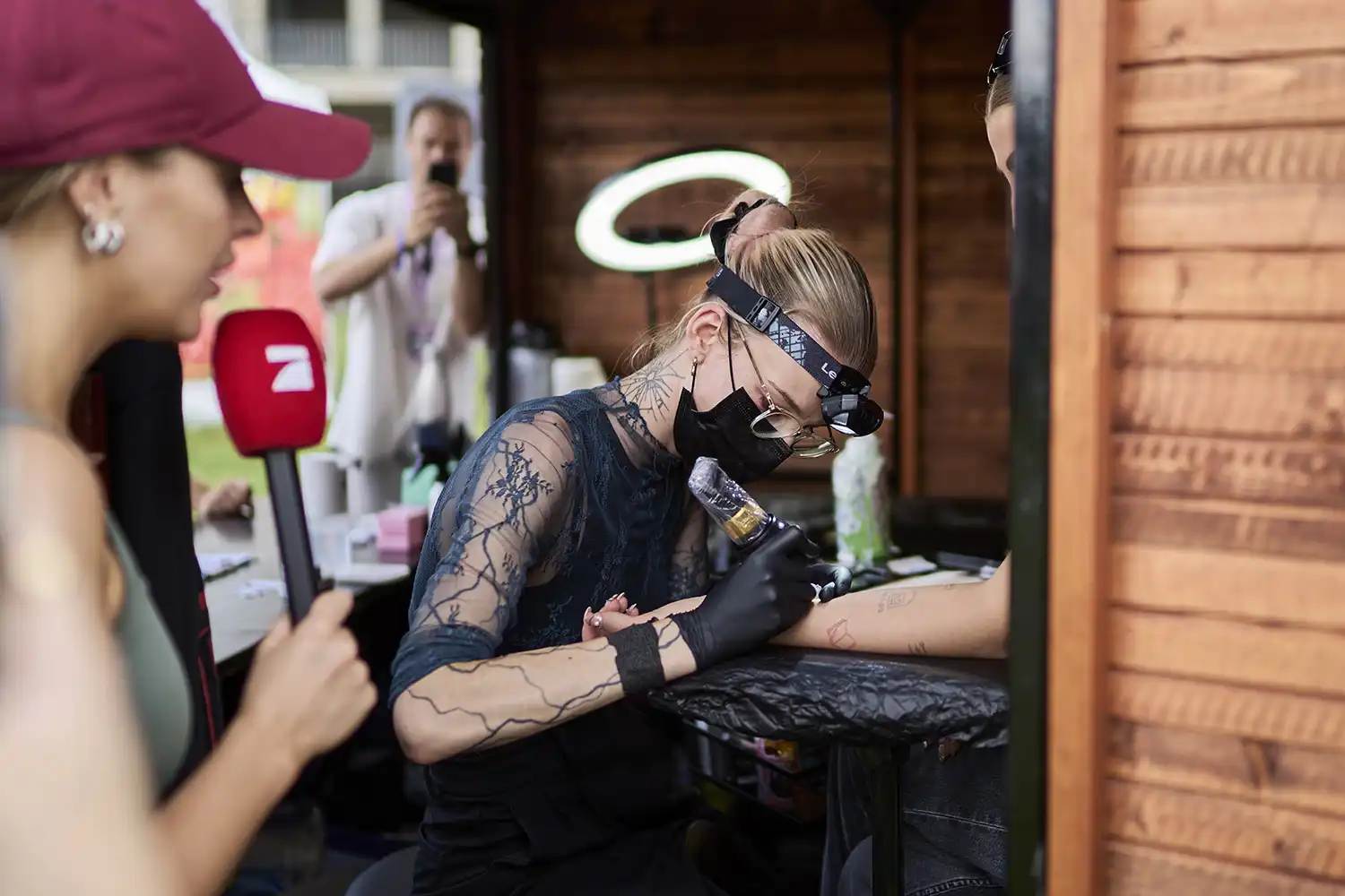 Organspende PR-Aktion auf Lollapalooza Berlin: Tätowiererin bei der Arbeit am Stand von NGO Junge-Helden, Stefan Schubert