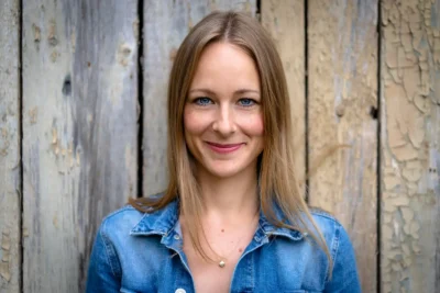 Natürliches Charakter-Porträt einer jungen Frau beim Outdoor Shooting in Brandenburg; Porträtfotografie Stefan Schubert.