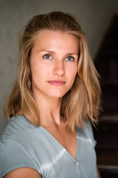 Charakter-Porträt einer Frau in elegantem Kleid im Treppenhaus Berlin; Porträtfotografie Stefan Schubert.