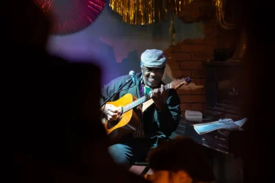 Veranstaltungsfotografie: Gitarrist bei seinem Live-Auftritt, natürliche Event-Reportage, fotografiert von Stefan Schubert.