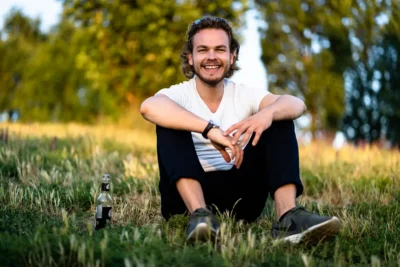 Unternehmer-Coach Nicolas Matt im Freizeit-Look bei Outdoor-Porträt in Berlin; Porträtfotografie Stefan Schubert.