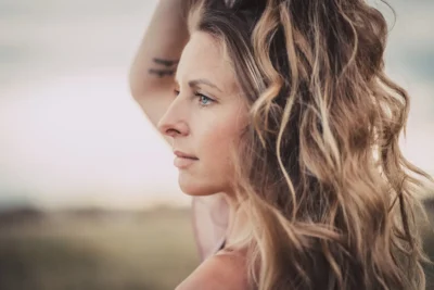 Verträumtes Charakter-Portrait einer jungen Frau im Profil; mit nachdenklichem Ausdruck, fotografiert von Stefan Schubert.