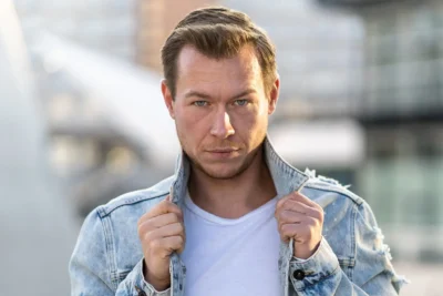 Frontal-Aufnahme eines Mannes mit entschlossenem Blick für Sedcard; Charakter-Bild im urbanen Berlin von Stefan Schubert.