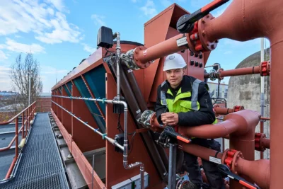 Moderne Unternehmensfotografie: Ein junger Facharbeiter auf einer Industrieanlage, fotografiert von Stefan Schubert.