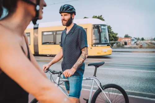Produktfotografie in Berlin: Ein sportlicher Radfahrer mit seinem 8bar Bike auf der Warschauer Brücke, Stefan Schubert