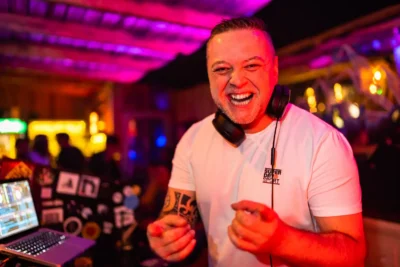 Eventfotografie: DJ beim Auflegen in einem Berliner Club, authentisches Nightlife-Portrait von Stefan Schubert.