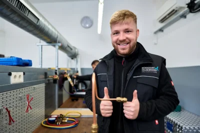 Employer Branding: Ein sympathischer Auszubildender in der Werkstatt während des Shootings in Berlin, Stefan Schubert.