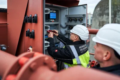Employer Branding: Zwei Facharbeiter bei der technischen Inspektion einer Anlage, fotografiert von Stefan Schubert.