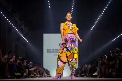 Fashion-Model auf dem Laufsteg der Berlin Fashion Week: Dynamische Eventfotografie von Stefan Schubert.