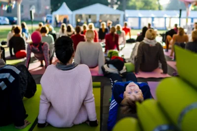 Yoga Festival Brandenburg: Teilnehmer bei Outdoor-Übungen, authentische Veranstaltungsfotografie von Stefan Schubert.