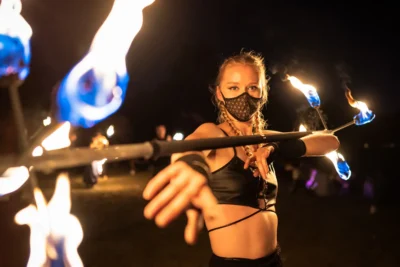Wirkungsvolles Portrait einer Feuer-Künstlerin auf einem Festival in Berlin, Eventfotografie beim Feuer-Festival von Stefan Schubert.