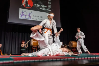 Kampfsport-Performance auf der Bühne beim Japan Festival Berlin, Eventfotografie von Stefan Schubert.