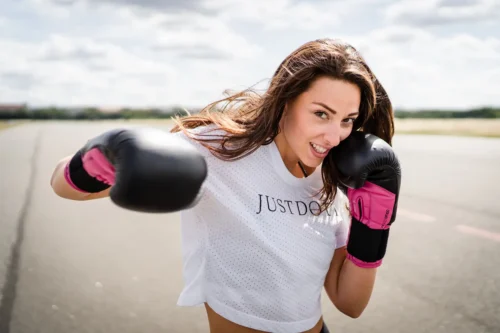 Dynamische Fitness-Trainerin in Aktion beim Outdoor-Shooting; Personal Brand Fotografie von Stefan Schubert.