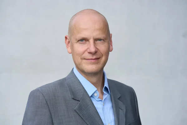 Businessportrait: Clean-Look Portrait einer Führungskraft im modernen Business-Outfit, Stefan Schubert Fotografie Berlin