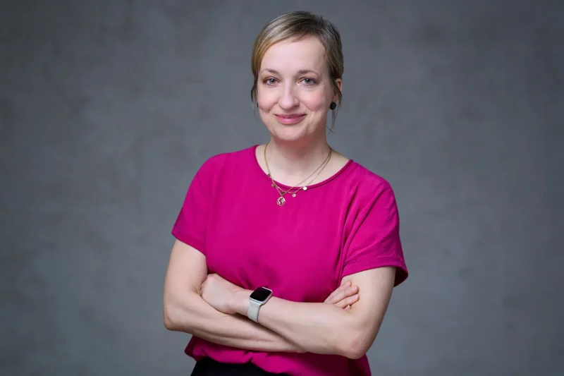 Moderne Geschäftsführung: Unternehmerin im farbenfrohen Office-Look; professionelle Business-Fotografie Stefan Schubert.