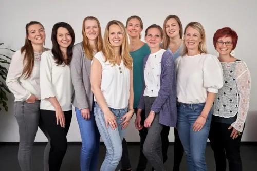 Authentisches Teamfoto: Engagierte Mitarbeiterinnen einer Oranienburger Praxis; moderne Corporate-Fotografie Stefan Schubert