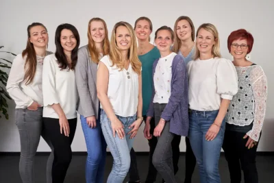 Authentisches Teamfoto: Engagierte Mitarbeiterinnen einer Oranienburger Praxis; moderne Corporate-Fotografie Stefan Schubert