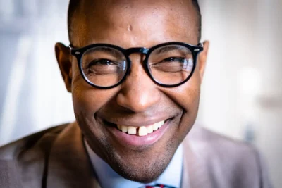 Sympathischer Headshot eines Mannes mit freundlicher Ausstrahlung; authentische Portrait-Aufnahme von Stefan Schubert.