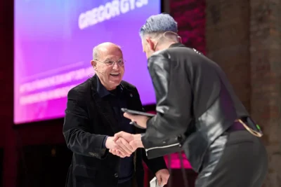 Gregor Gysi beim Empfang auf der Bühne: Professionelle Kongressfotografie in Berlin von Stefan Schubert.