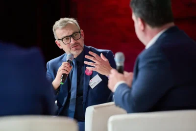 ZV-Hauptgeschäftsführer Holger Stein bei einer Bühnendiskussion beim Zukunftskongress Berlin, Stefan Schubert Fotografie