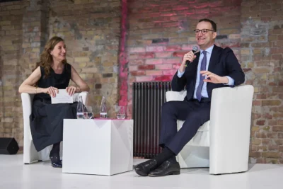 Jens Spahn beim Bühnen-Talk; Authentische Kongressfotografie aus Berlin, fotografiert von Stefan Schubert