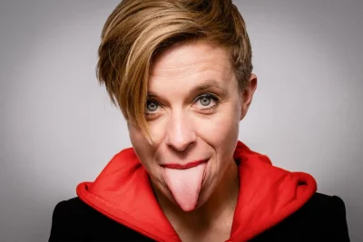 Provokantes Schauspielerportrait: Frau mit herausgestreckter Zunge; Sedcard-Fotografie, Künstlerportraits, Stefan Schubert