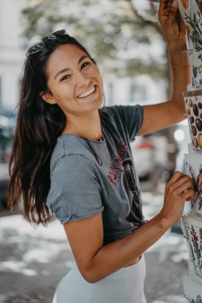 Lifestyle-Shooting: Influencerin Lis Kanzler mit perfektem Lächeln im urbanen Berlin, fotografiert von Stefan Schubert.