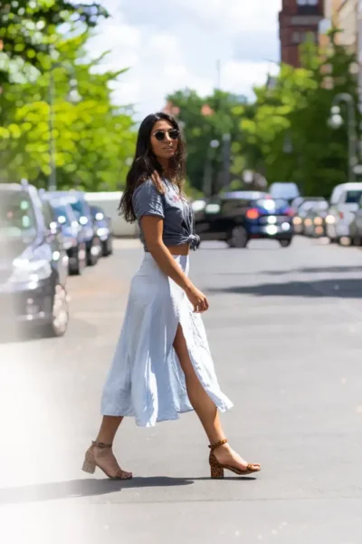 Influencerin Lis Kanzler im eleganten Outfit auf Berlins Straßen; Lifestyle-Fotografie von Stefan Schubert.