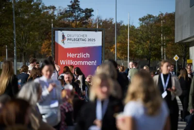 Messefoto mit Teilnehmern im Eingangsbereich: Eventfotografie auf dem Messegelände ICC Berlin von Stefan Schubert.