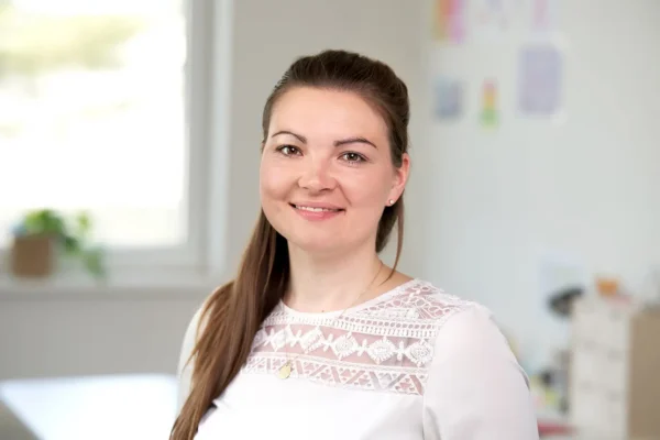 Authentisches Mitarbeiter-Porträt, in der Arbeitsumgebung einer Praxis; professionelle Corporate-Fotografie Stefan Schubert