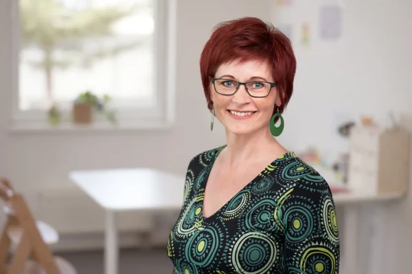 Praxis-Fotografie: Farbenfrohes Portrait einer Mitarbeiterin im medizinischen Umfeld, Stefan Schubert Fotografie Berlin.