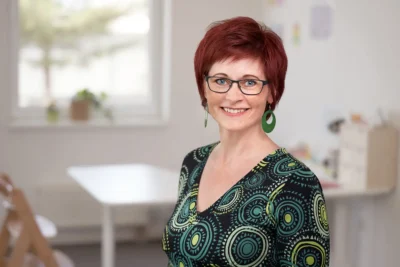 Praxis-Fotografie: Farbenfrohes Portrait einer Mitarbeiterin im medizinischen Umfeld, Stefan Schubert Fotografie Berlin.