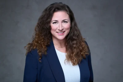 Portrait einer Mitarbeiterin, im klassischen Business-Outfit, im Office-Shooting, fotografiert von Stefan Schubert.