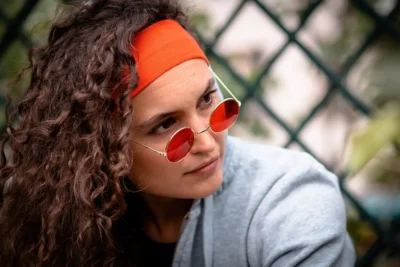 Sportlich-elegante Mode-Aufnahme: Charakter-Bild eines Models in Berlin; Portraitfotografie Stefan Schubert.