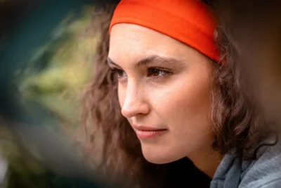 Konzentrierter, verträumter Blick: Charakter-Portrait einer jungen Frau beim Oiutdor-Shooting; Stefan Schubert Fotografie.