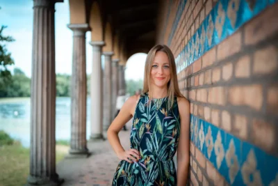 Portrait einer jungen Frau mit eleganter Präsenz bei klarer Linienführung, vor Brandenburger See; Stefan Schubert Fotografie.