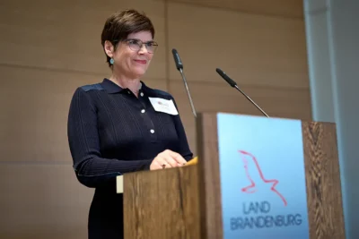Petra Domnick am Podium: Brandenburgischer Ausbildungspreis in der Staatskanzlei Potsdam, Foto von Stefan Schubert.