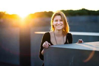 Authentische Nahaufnahme: wunderschöne Frau mit natürlicher Ausstrahlung in Berlin-Mitte; Porträtfotografie Stefan Schubert.