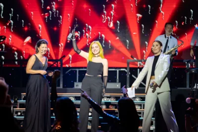 Ergreifende Preisverleihung in Berlin: Gewinnerin präsentiert ihre Auszeichnung; Veranstaltungsfotografie Stefan Schubert.